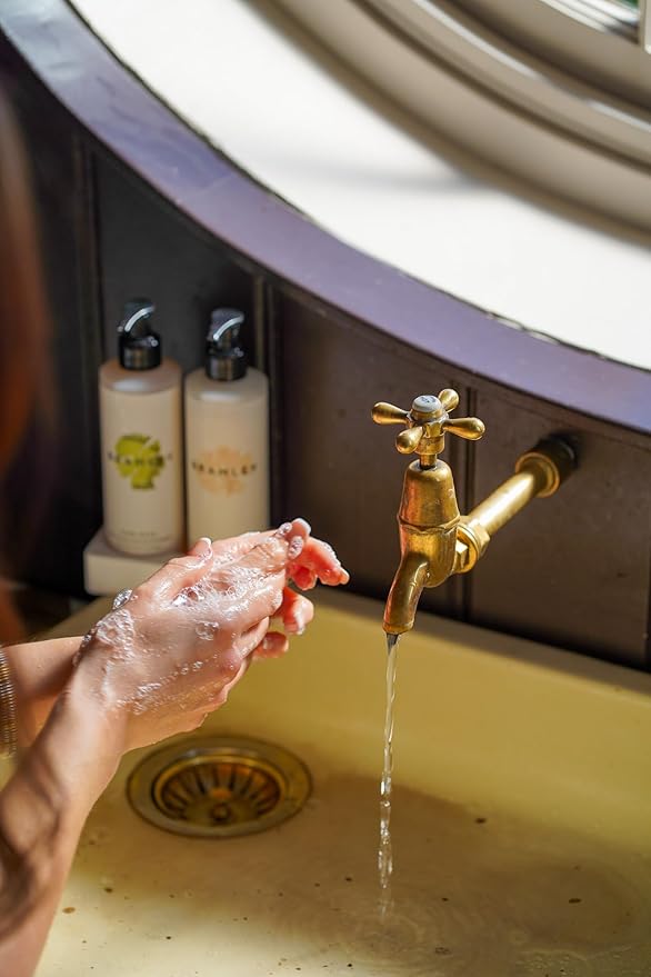 BRAMLEY Hand Wash, 250ml | Lavender, Geranium & Petitgrain Essential Oils | Natural Hand Wash with 100% Natural Fragance | Liquid Hand Soap | Vegan and Cruelty Free | Gift | Green living | Gift